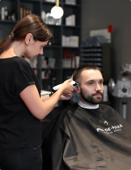 Short men’s hairstyle with precise fade and clean haircut shape in a Warsaw salon