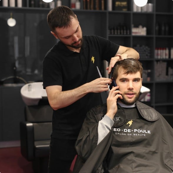 Short men’s hairstyle with precise fade and clean haircut shape in a Warsaw salon